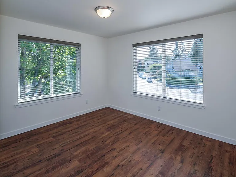 904 E Chestnut St — Photo 5
