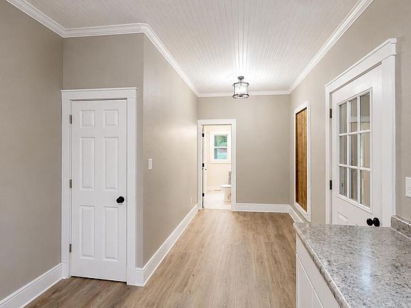 3rd image of 709 Wolcott STREET