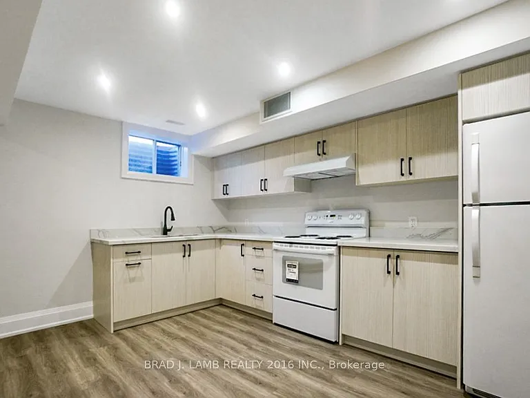 62 Royal Garden Blvd #BASEMENT — Photo 1