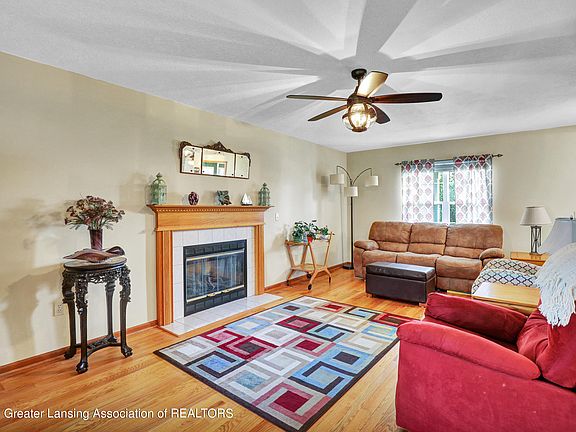 4th image of 1905 Hollowbrook Dr