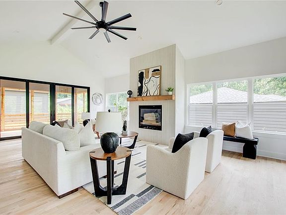 5th image of 4043 Comanche Dr