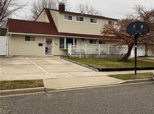 324 Blacksmith Rd, Levittown, NY 11756