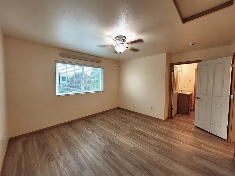 410 Holland Ave — Photo 25