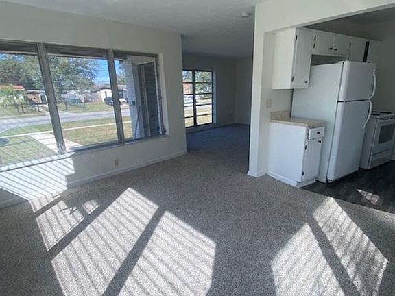 5th image of 949 N Village Dr