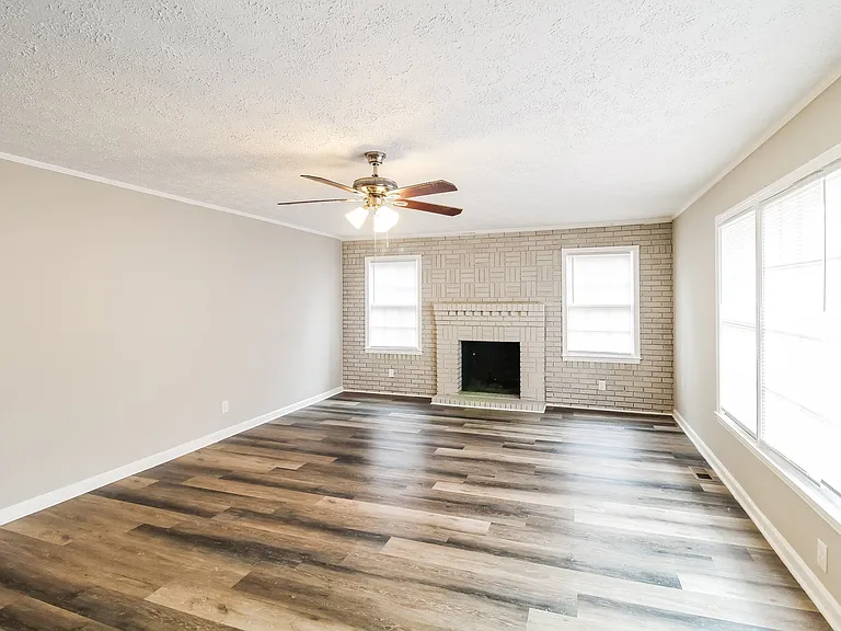 1557384_017_living_room_13604822.jpg