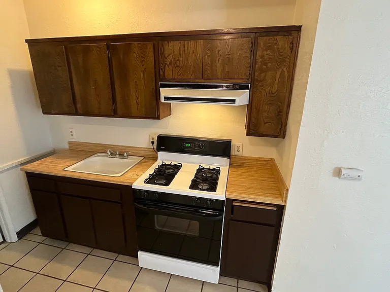 124 S G St #6 — Photo 6