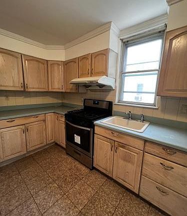 2nd image of 2749 Gifford Ave