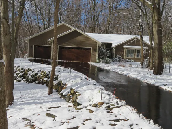 7217 Hawthorn Valley Ave, Kalamazoo, MI 49009