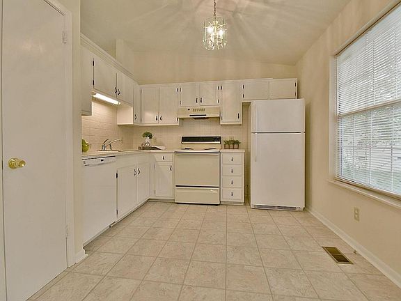 5th image of 903 Danville Cir