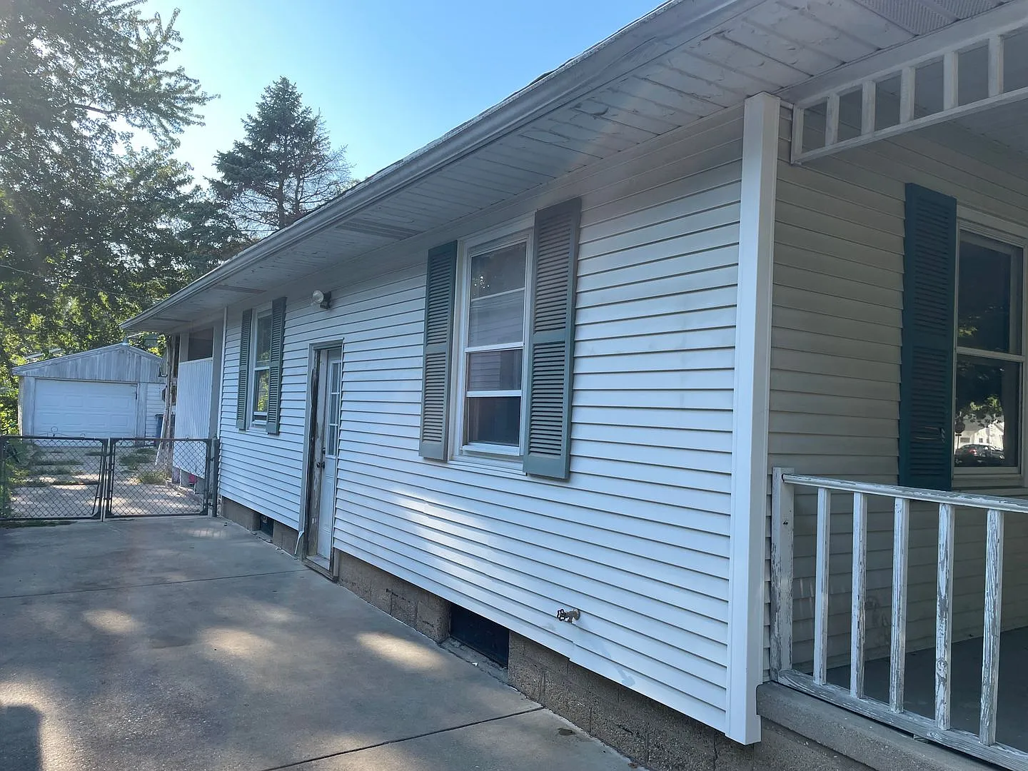 2 Bed 1 Bath Home — Photo 2