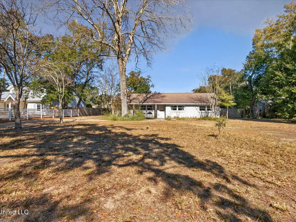 1592 E 2nd St, Pass Christian, MS 39571