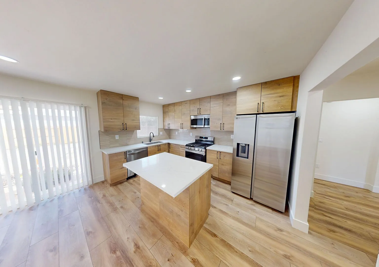 Renovated in 2025, 6 bed house on 63rd! — Photo 2
