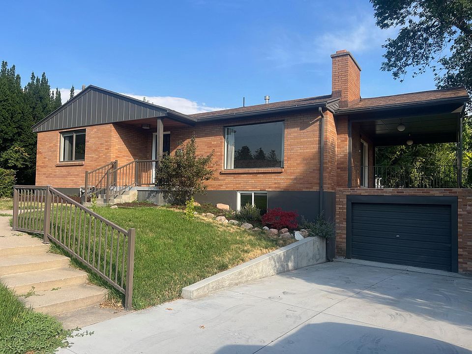 Front of house, showing 1 car garage and driveway deeded to the property.