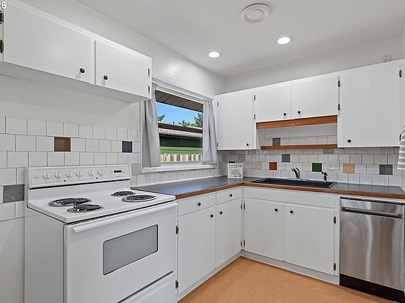 3rd image of 6619 SE Woodstock Blvd