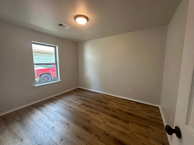 909 N El Paso Ave — Photo 8