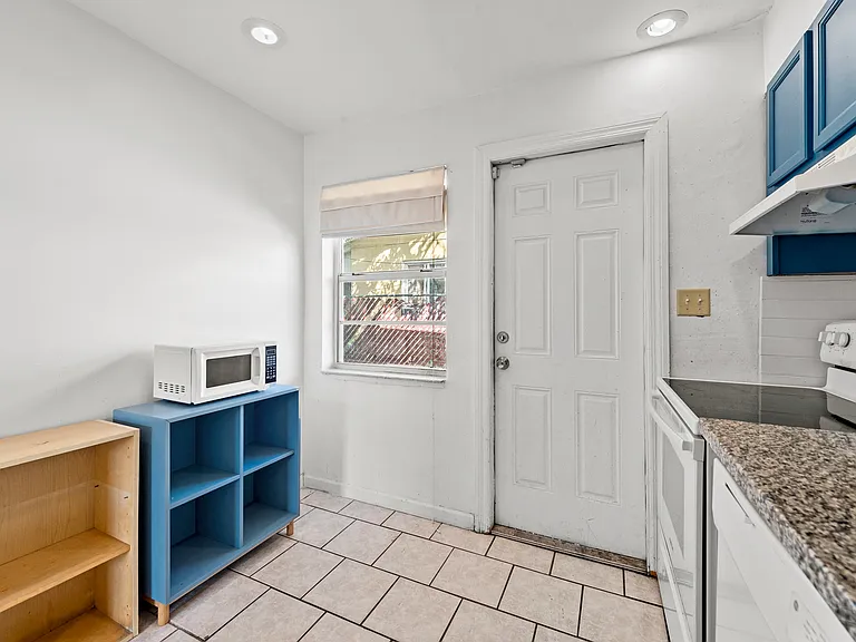 1127 NE 5th Ave #4 — Photo 15