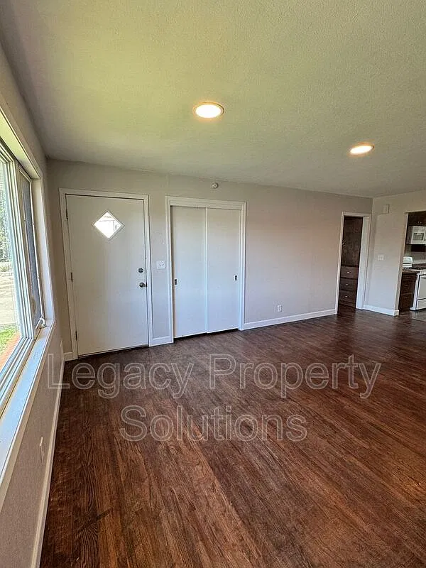 2 bed, 1.0 bath, $1,100 — Photo 3