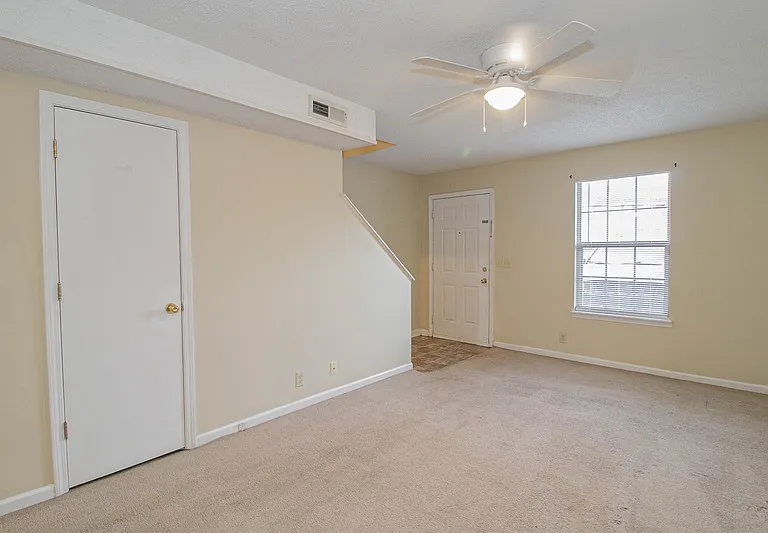 117-4 Hickory Trce — Photo 3