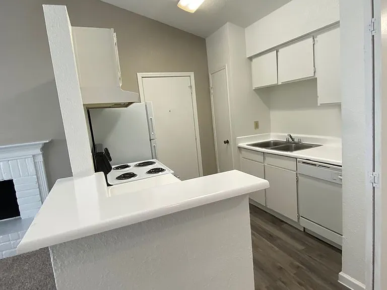Emerald Cove Apartments — Photo 104