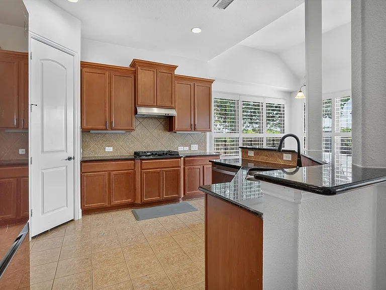 4635 Saginaw Ct — Photo 17