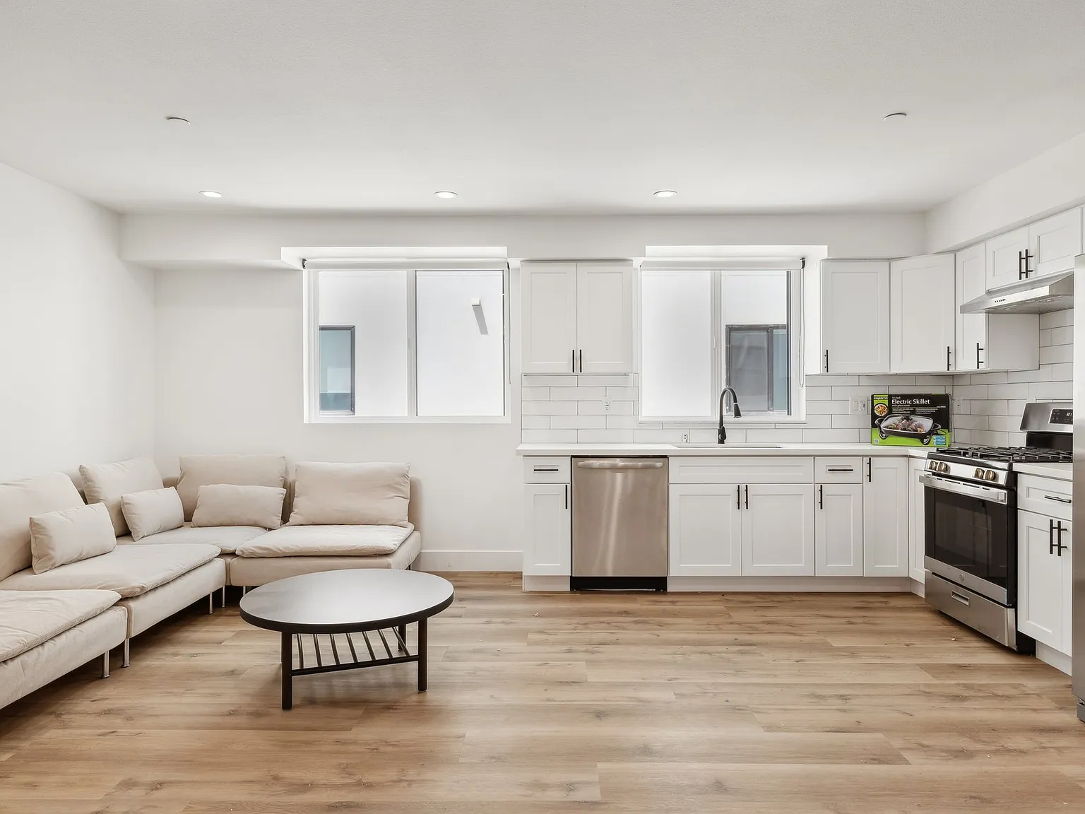 1326 W 35th Pl — Photo 4