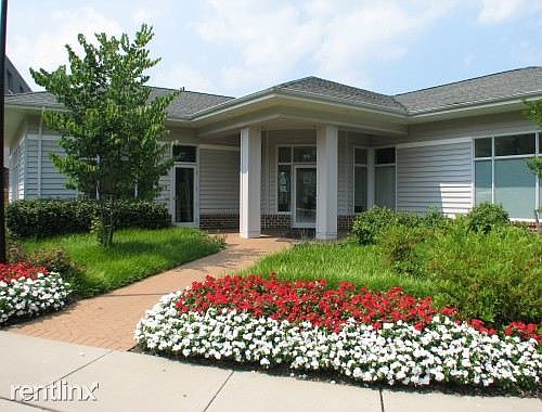 Butleroffice_Outside_RedWhite_Flowers