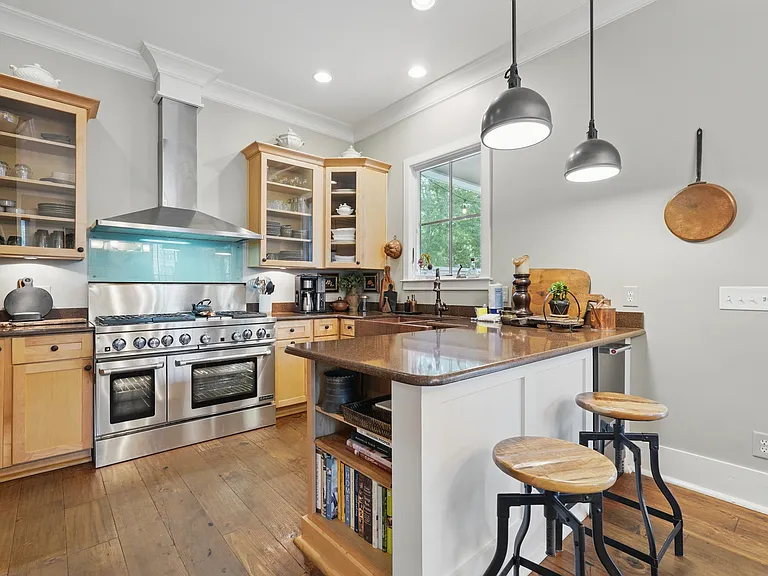 221 E Park Ave — Photo 2
