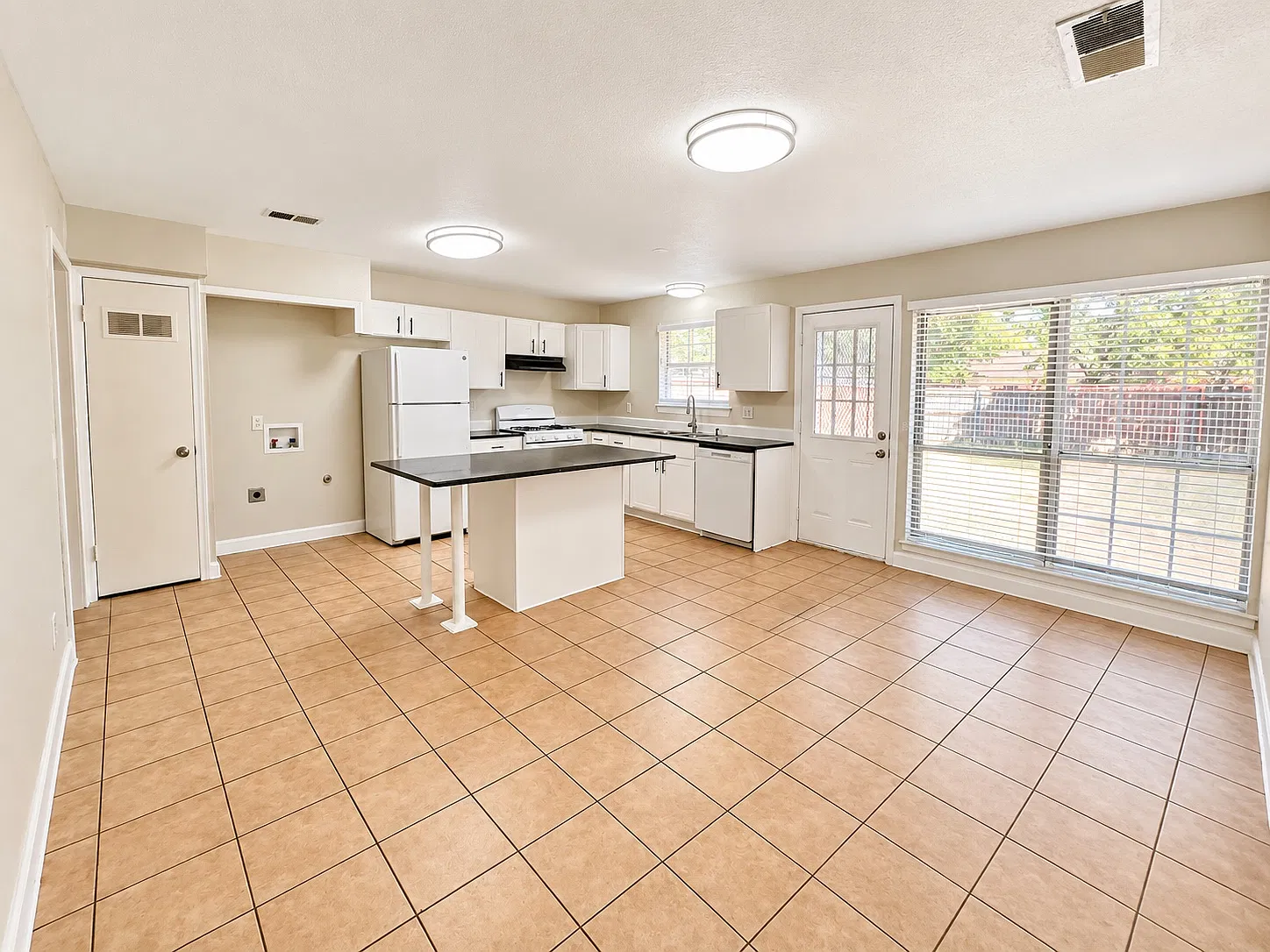 4 bed, 1625 sqft, $1,950 — Photo 3
