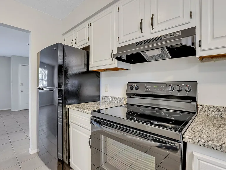 423 Edgewater Rd — Photo 8