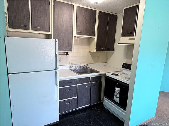 4th image of 881 Albany Post Road #21