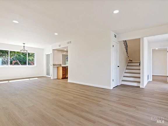 4th image of 130 Woodgreen Way