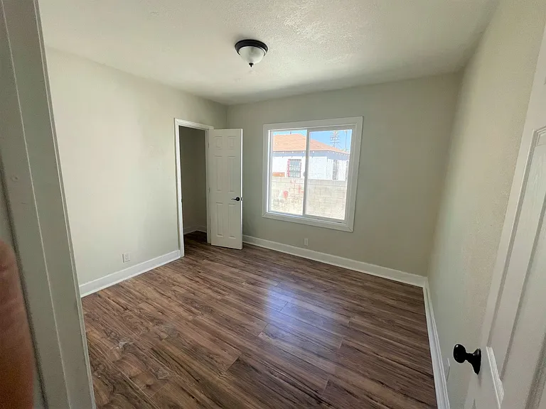 10507 S San Pedro St — Photo 4