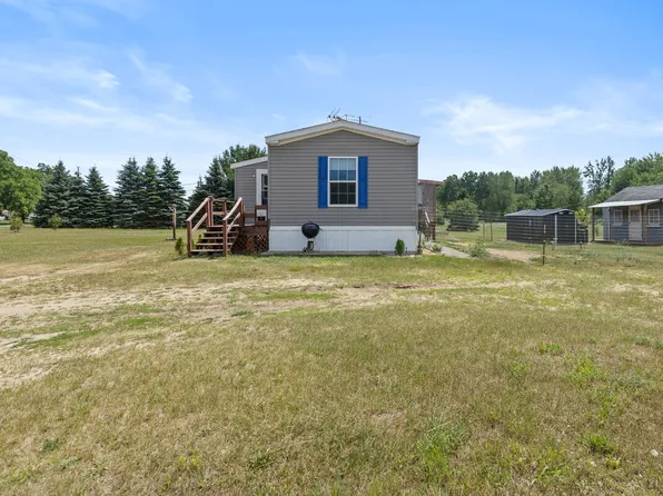 20089 W Lake Montcalm Rd, Howard City, MI 49329