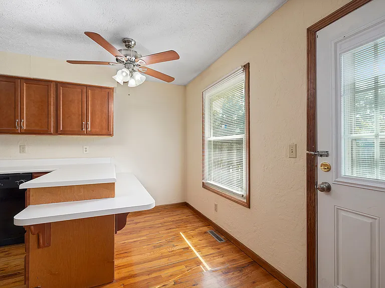3749 N Pickwick Ave — Photo 12