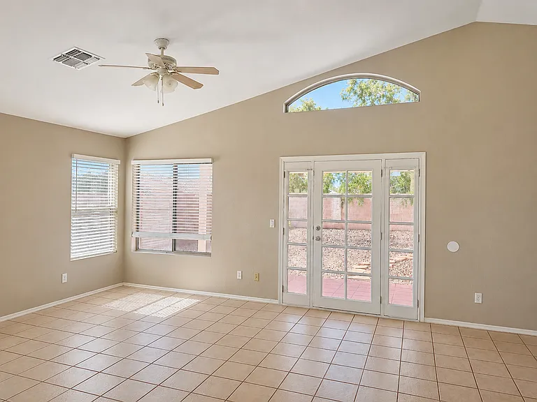 1077 W Swan Dr — Photo 3