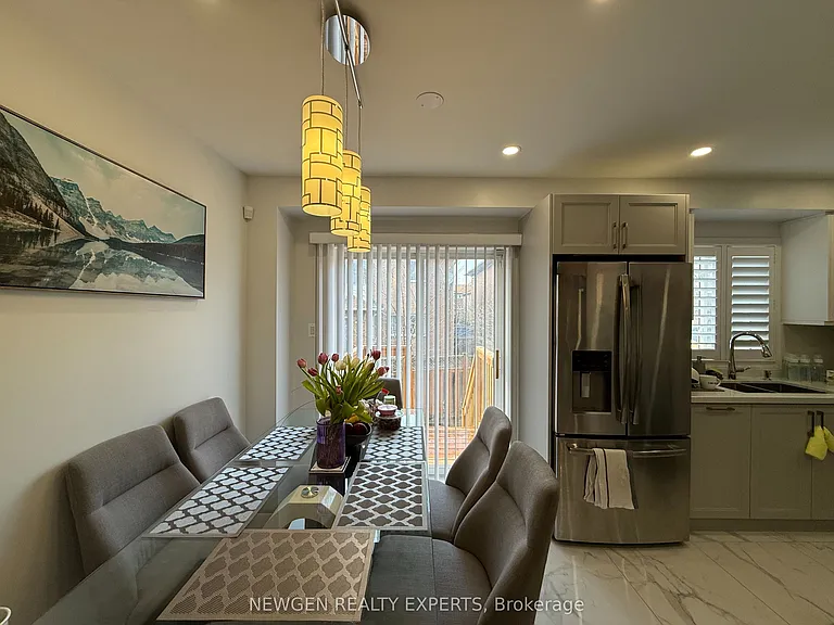 22 Rochefort Dr — Photo 9