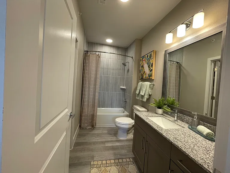 Commercial Loop — Photo 6