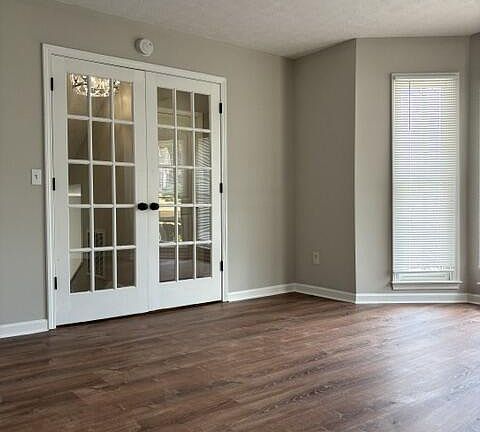 4th image of 305 Perdue Ln