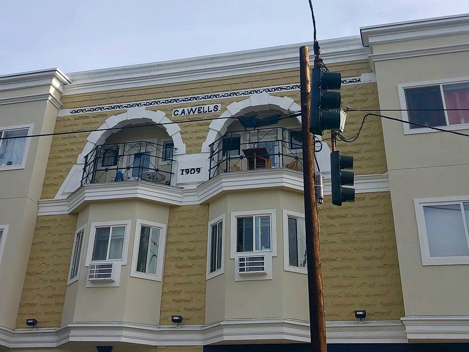 1st image of 2807 NE Glisan St #301