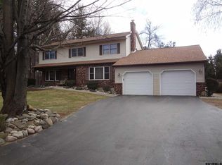 15 Winding Rdg, Clifton Park, NY 12065