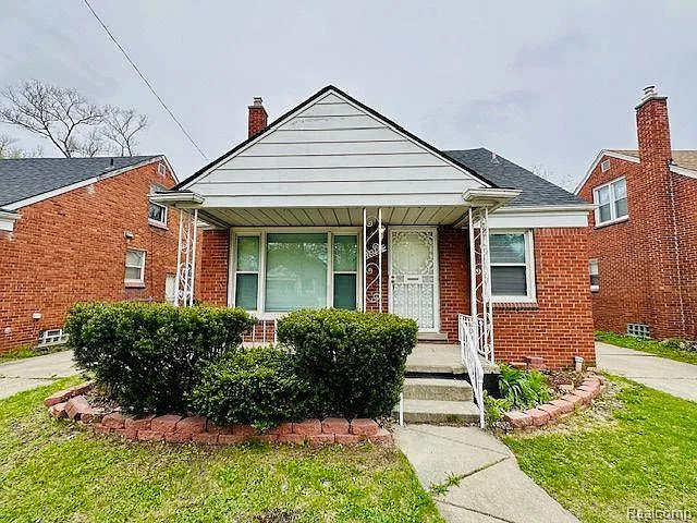 20250 Winthrop St photo 1
