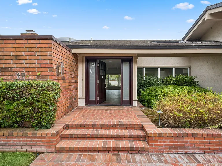 17 Pinehurst Ln — Photo 2