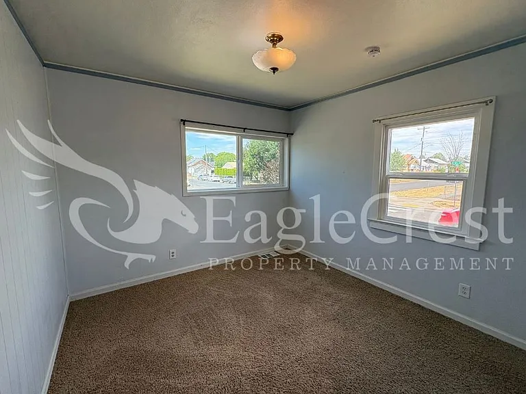1001 W Chestnut St — Photo 27