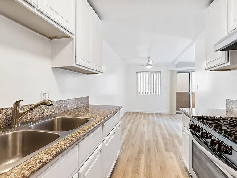 Tarzana Court Apartments — Photo 10