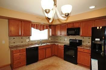 4th image of 2587 Melane Ave