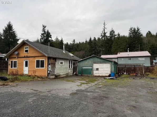 1348 Dakota Ave, Coos Bay, OR 97420