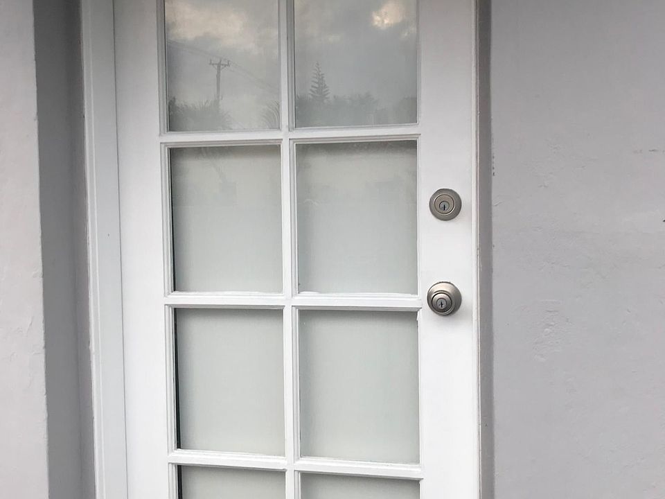 Side entrance to apt.