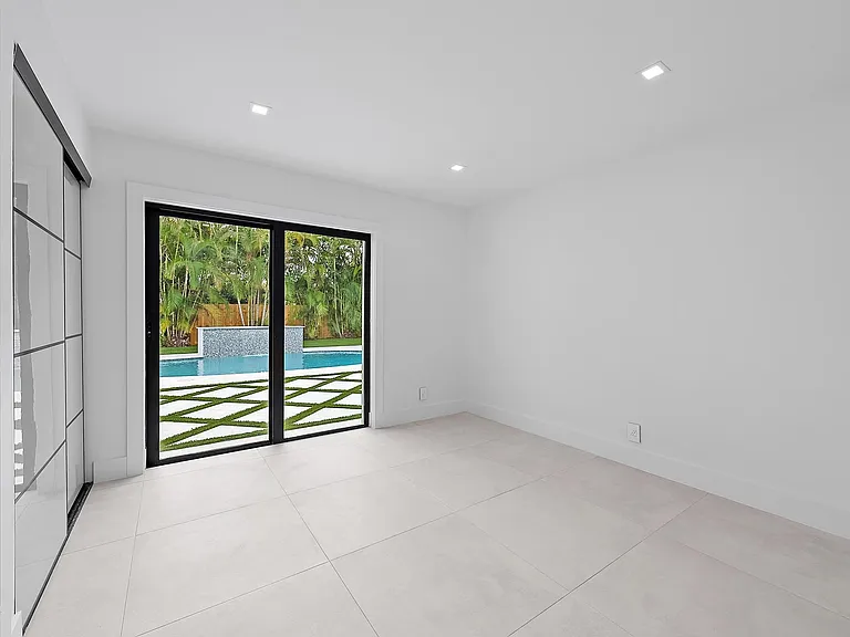 391 W Riverside Dr — Photo 38