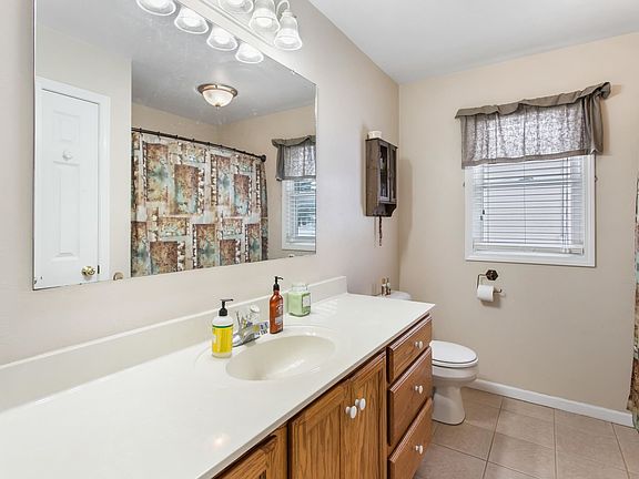 4th image of 690 W Forest Park