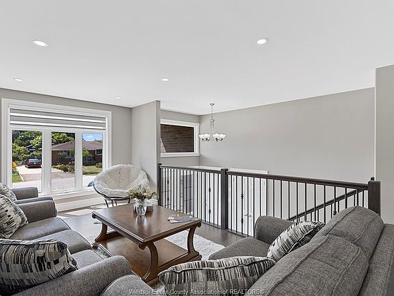5th image of 1550 Saint Clair Ave